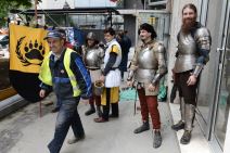 Spasovdanska litija - Vitezi jedu u pekari