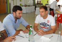 Vaterpolisti posetili fudbalere pred meč Srbija - Vels