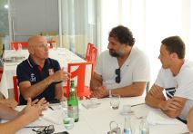 Vaterpolisti posetili fudbalere pred meč Srbija - Vels