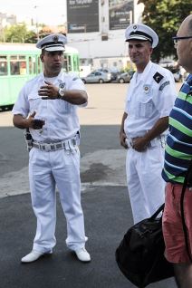 Policija u belim uniformama kod fontane na Slaviji (FOTO)