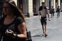 Vrućine u Beogradu: Devojke u minićima i ljudi u fontani (FOTO)