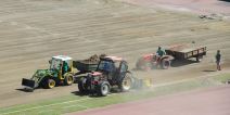 Stadion Rajko Mitić: Radovi na zameni trave (FOTO)