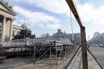 Postavljena bina ispred Skupštine za doček Nove godine 2018. FOTO