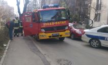 Vatrogasno vozilo upalo u rupu na putu