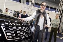 Ceca na Sajmu automobila kupila Rendž Rover FOTO