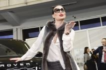 Ceca na Sajmu automobila kupila Rendž Rover FOTO