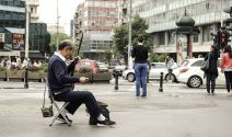 Kinez svira instrument erhu na Trgu Republike u Beogradu FOTO