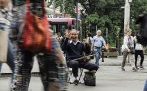 Kinez svira instrument erhu na Trgu Republike u Beogradu FOTO