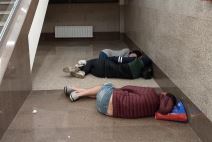 Navijači Argentine spavaju na stanici Nižnji (kolumna Nikole Jankovića)