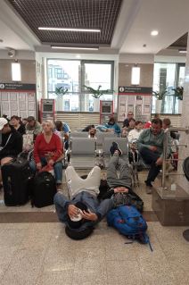 Navijači Argentine spavaju na stanici Nižnji (kolumna Nikole Jankovića)