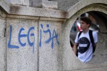 Kukasti krstovi na zidovima u Studentskom parku - Vesić naložio uklanjanje