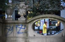 Kukasti krstovi na zidovima u Studentskom parku - Vesić naložio uklanjanje