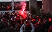Navijači Liverpula bakljada u centru Beograda (FOTO)