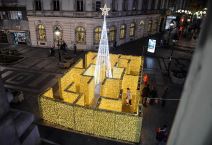 Novogodišnji ukrasi na Tašu i Manježu uništeni