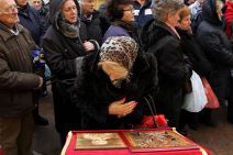 Bogojavljenje 2019: Devojka uzela časni krst u Zemunu (FOTO)