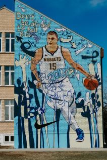 Nikola Jokić mural u Somboru Mural Nikole Jokića na osnovnoj školi u Somboru