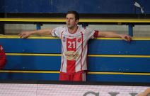 Pola lige igra rukomet i ima posao