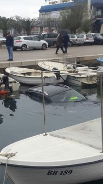 Kola upala u more u Baru