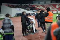 FOTO: Nemanja R. Miletić poklonio dres navijaču u invalidskim kolicima