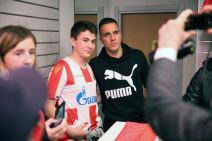Fudbaleri Crvene zvezde potpisivali dresove, fotografije