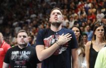 Delije zapalile zastavu Kosova i poruka transparent psovka za Dejana Savićevića