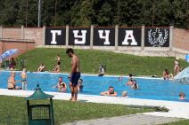 Guča 2019: Gužva na bazenu, ljudi se kupaju sa ŠAJKAČAMA, FOTOGRAFIJE
