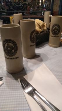 Minhen pivnica Oktoberfest pivo kobasice