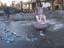 Beograd - Trg Republike, flaše u fontani