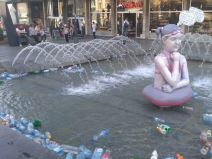 Beograd - Trg Republike, flaše u fontani