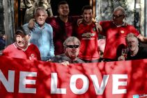 Navijači Mančester Junajteda piju pivo i nose transparente kluba u Beogradu FOTOGRAFIJE