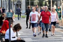 Navijači Mančester Junajteda piju pivo i nose transparente kluba u Beogradu FOTOGRAFIJE