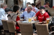 Navijači Mančester Junajteda piju pivo i nose transparente kluba u Beogradu FOTOGRAFIJE