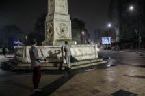 Dva momka dele ruže devojkama za 8. mart na Terazijama! FOTOGRAFIJE