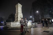 Dva momka dele ruže devojkama za 8. mart na Terazijama! FOTOGRAFIJE