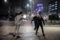 Dva momka dele ruže devojkama za 8. mart na Terazijama! FOTOGRAFIJE