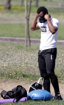 Fudbaler Partizana Sejduba Suma trenira napolju za vreme vanrednog stanjaFOTO