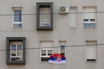 Zastave Srbije na prozorima i balkonima u Beogradu FOTOGRAFIJE