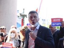 Dveri napale poslanike privedeno 15 ljudi