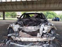 Eksplozija u Novom Sadu: BMW izgoreo ispod Mosta slobode