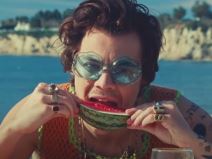 Oliviji Vajld uručili odluku o starateljstvu na sceni