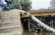 Poplave, u Kraljevu bračni par zarobljen u kući, spasavaju ih helikopterom