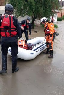 Poplave, u Kraljevu bračni par zarobljen u kući, spasavaju ih helikopterom