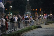 Protesti u Beogradu peto veče oltar ispred Skupštine Srbije