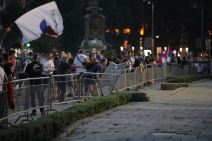 Protesti u Beogradu peto veče oltar ispred Skupštine Srbije