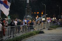 Protesti u Beogradu peto veče oltar ispred Skupštine Srbije