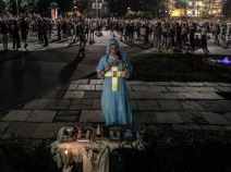 Protesti u Beogradu peto veče oltar ispred Skupštine Srbije