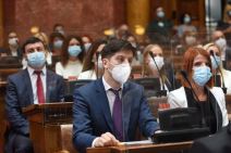 Skupština poslanici sa maskama makse sa grbom zvezde, crvene, plave