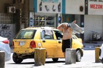 Vrućina avgust javni tuš na ulici temperatura 40 stepeni celzijusa FOTORGAFIJE