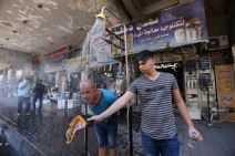 Vrućina avgust javni tuš na ulici temperatura 40 stepeni celzijusa FOTORGAFIJE