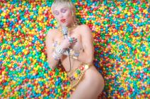 Majli Sajrus gola u novom spotu